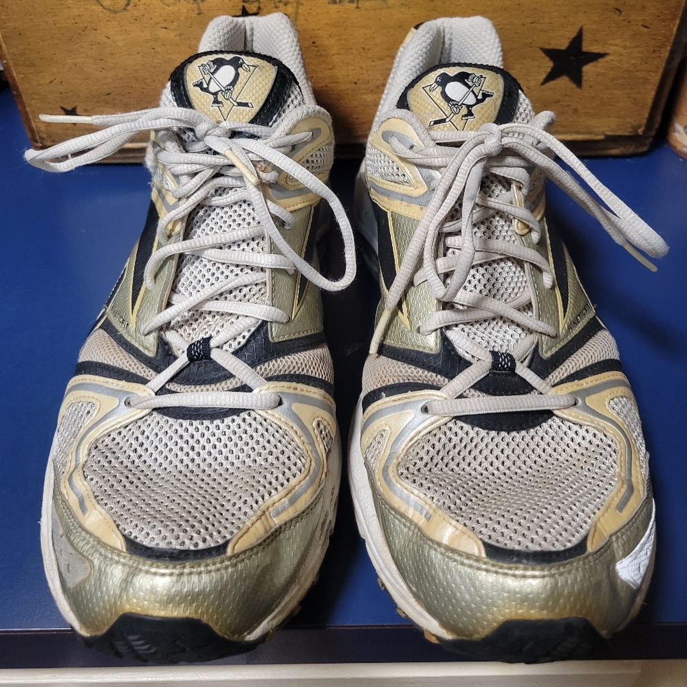 Pittsburgh Penguins 2010-2012 team issued shoes - Size 12.5 - Reebok DMX Ride